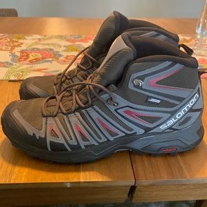 Mens Salomon waterproof hiking boots. Size 9. Grey.